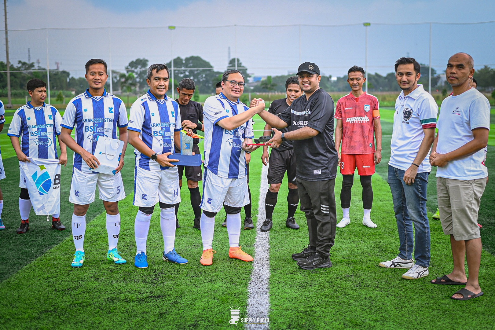 Tingkatkan Sinergi Tim Sepak bola Pindad dan Krakatau Steel Laksanakan Pertandingan Persahabatan