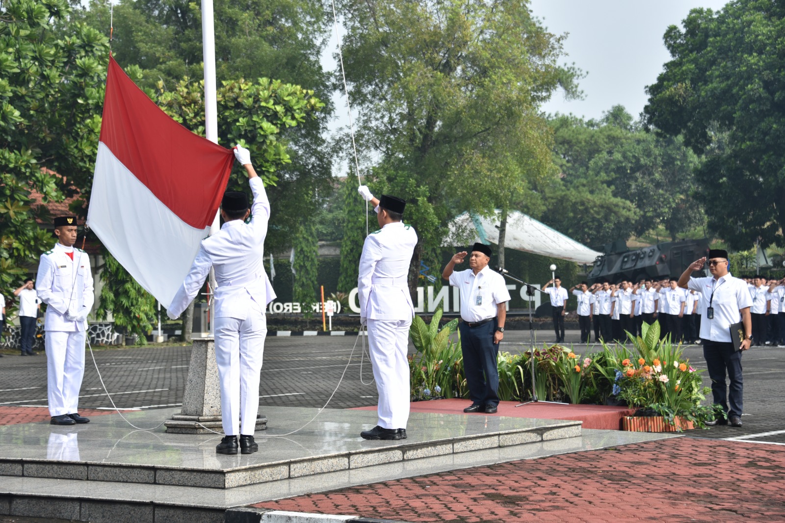 PT Pindad Laksanakan Upacara Bendera Hari Pahlawan 2024 di Bandung dan Turen