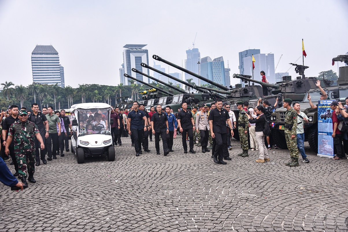 Presiden RI, Panglima TNI, & Kapolri Tinjau Alutsista Pindad Pada Pameran HUT Ke-79 TNI Di Monas