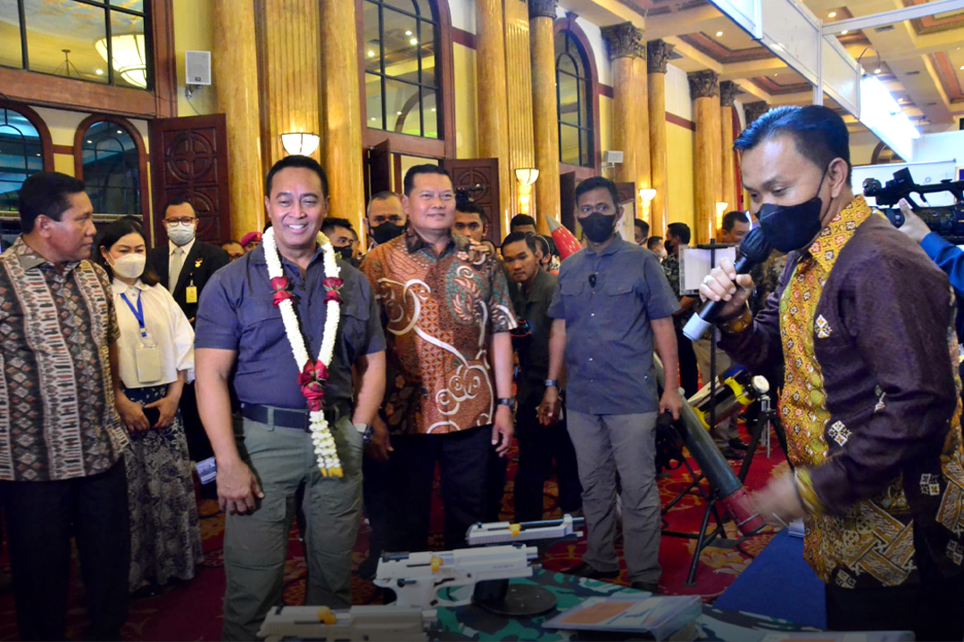 Panglima TNI & KASAL Tinjau Produk Senjata PT Pindad pada Naval Expo 2022