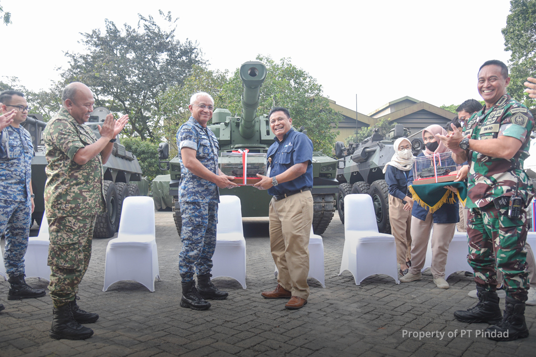 Jajaki Kerjasama, Panglima Angkatan Tentera Malaysia Didampingi Panglima TNI RI Tinjau Fasilitas Produksi PT Pindad