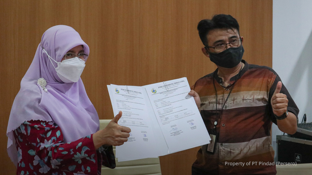 HUT Kota Bandung, Pindad Serahkan Bantuan 370 Covid-19 Kit Kepada Umi Oded