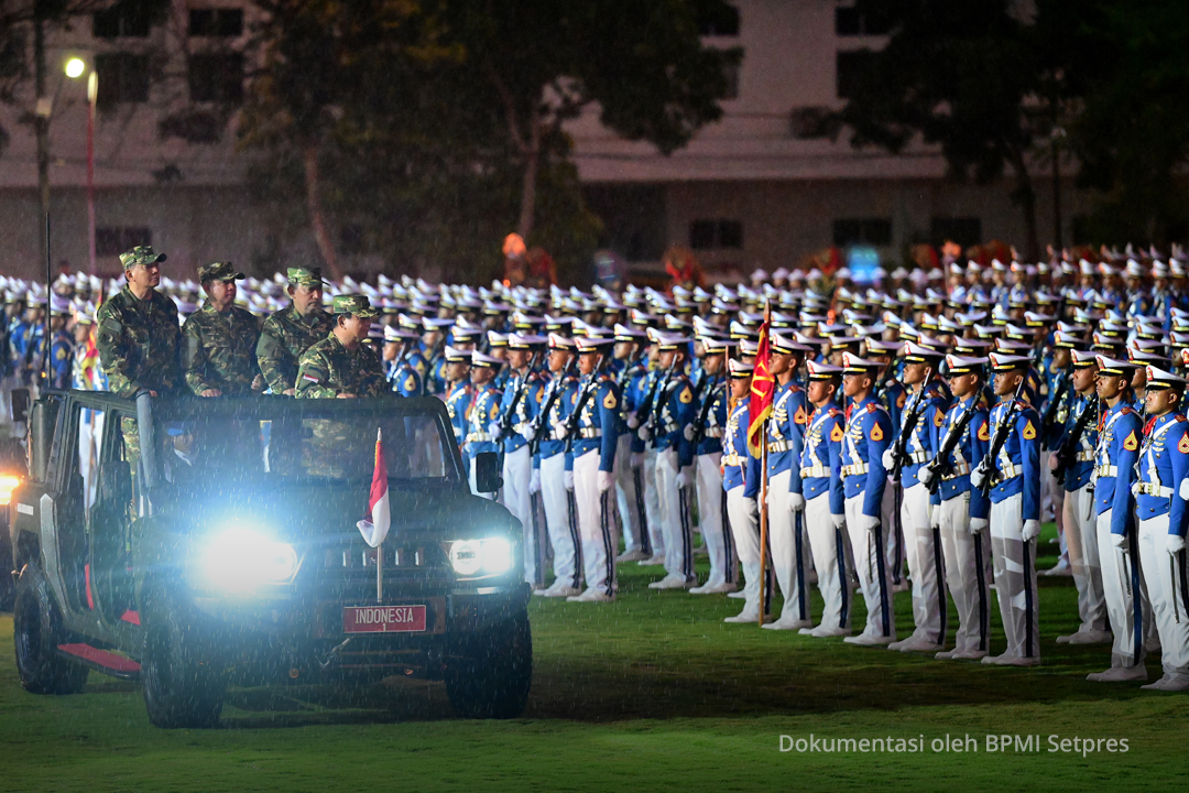 Presiden RI Tinjau Pasukan Pada Upacara Parade Senja Menggunakan Maung MV3 Irup