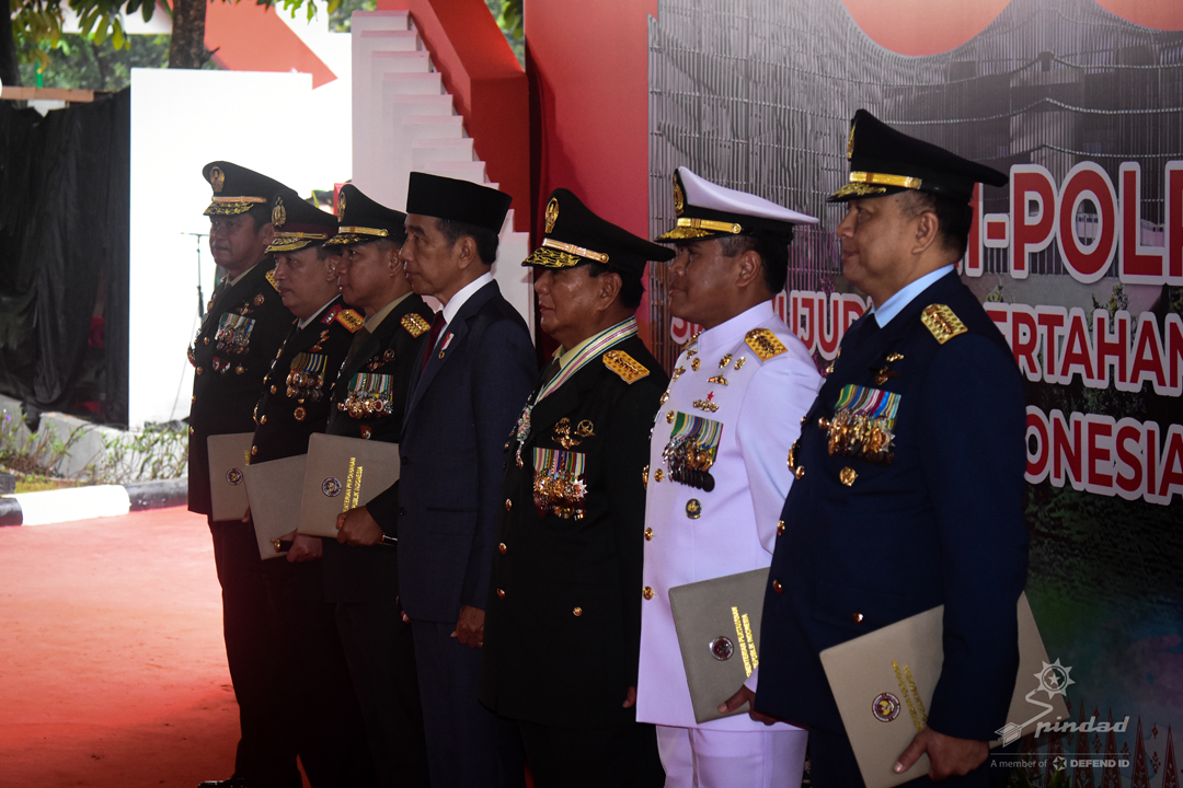 PRESIDEN RI MENYAKSIKAN PENYERAHAN 52 UNIT RANPUR PINDAD DI RAPIM TNI POLRI 2024