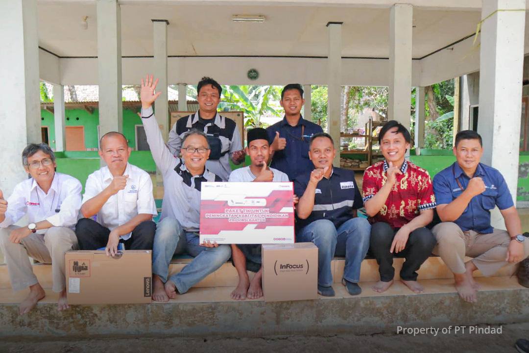 TJSL BUMN Holding Indhan Menyerahkan Bantuan Pendidikan TIK Untuk Banten