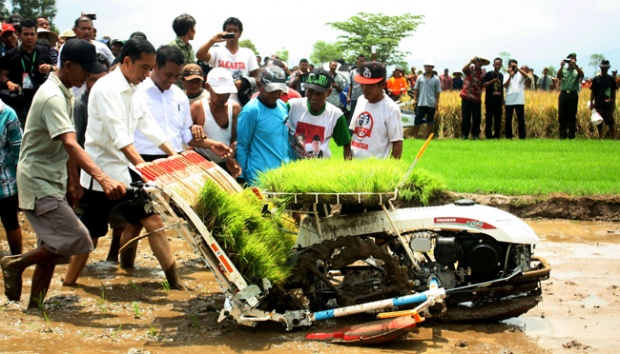 PT Pindad Persero Produksi Tiga Mesin  Pertanian  