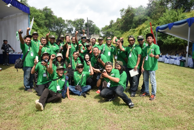 Ketika Pindad dan Media Bersilaturahmi di Lapangan Tembak