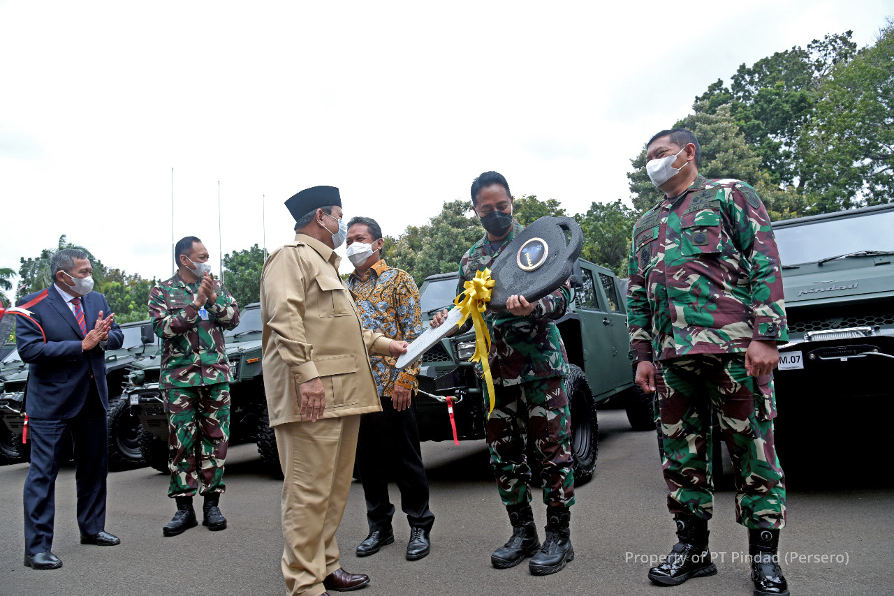 Menhan RI Serahkan 40 Unit Maung ke KASAD di Rapim Kemhan 2021