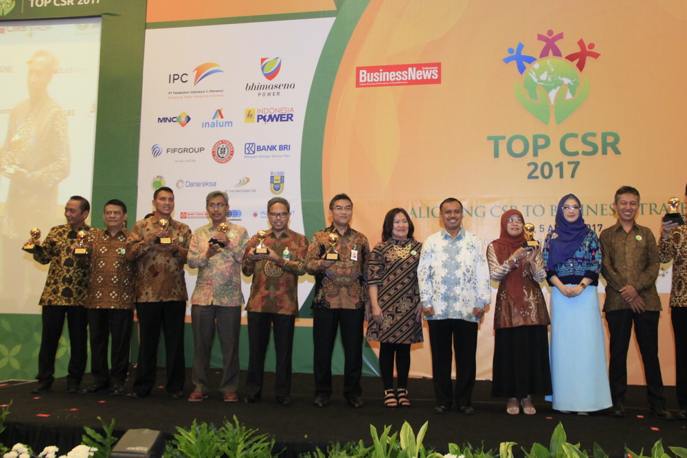 Pindad Raih Penghargaan Top CSR Improvement 2017