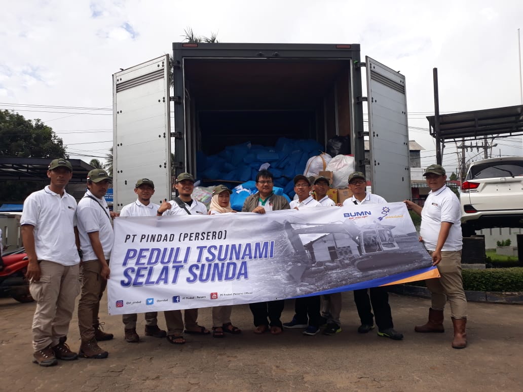 Pindad Serahkan Bantuan Kemanusiaan Untuk Korban Bencana Tsunami Selat Sunda