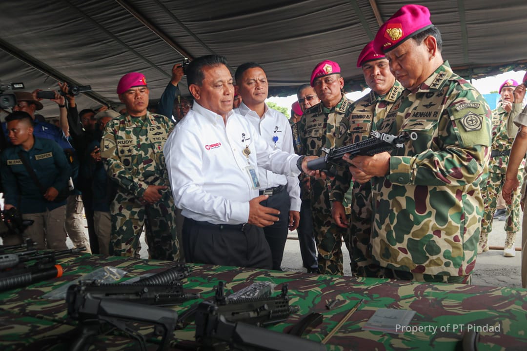 Menteri Pertahanan RI Menyerahkan Senjata Pindad SS2-V4, SPG-1A & PM-3 Kepada Korps Marinir